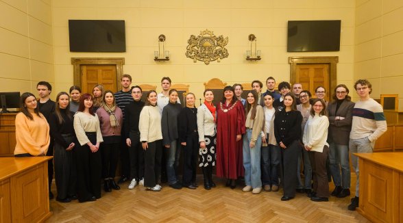 Senatore Zane Pētersone tiekas ar mediācijas kursa studentiem