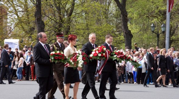 The Chief Justice of the Supreme Court participates in events dedicated to state holidays; gratitude is expressed to ex-judge