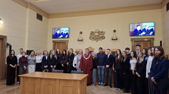 Rīga Stradiņš University students visit the Supreme Court on the Constitution Day