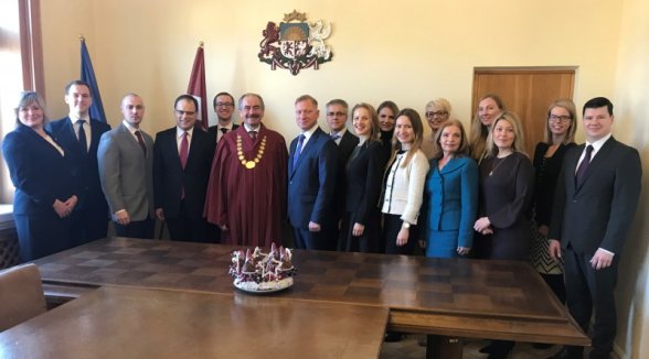 Zvērinātu advokātu rindas papildina 15 advokāti, seši no tiem tiesību doktori