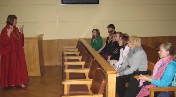 Senatori vada tiesību zinību stundas skolēniem