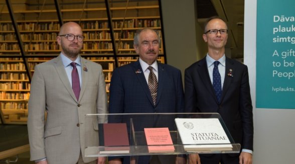 Chief Justices of Supreme Courts of the Baltic States donate books to the People’s Bookshelf