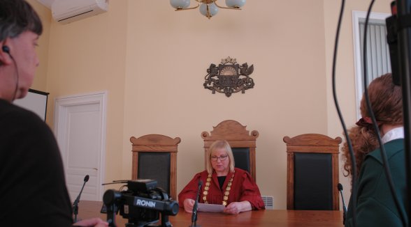 Augstākā tiesa uzdod jautājumus skolēniem raidījumam “Gudrs, vēl gudrāks”