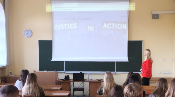 Tiesnese iepazīstina Latvijas Universitātes pirmkursniekus ar tiesneša amatu