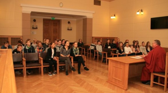 Karjeras nedēļā skolēni iepazīstas ar tiesnešu darbu