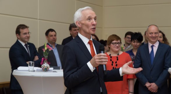 Tiesneša pienākumus beidz pildīt senators Valerijans Jonikāns