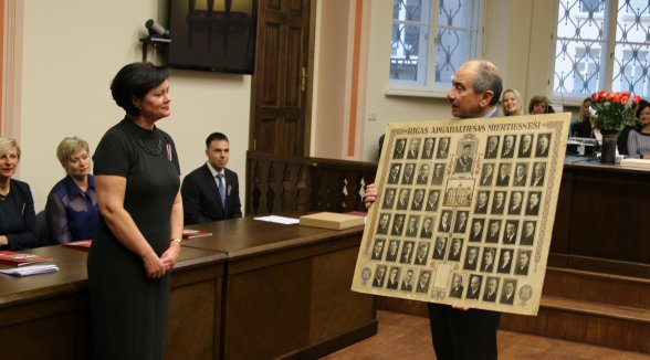 Augstākā tiesa Rīgas apgabaltiesai dāvina vēsturisku fotogrāfiju stendu
