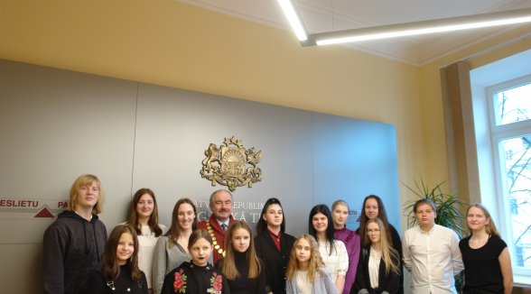 Ēnu dienā skolēni iepazīst Augstākās tiesas tiesneša darbu