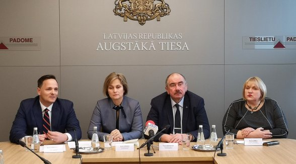 Informē par likumu sasaisti ar Augstākās tiesas un Satversmes tiesas atziņām