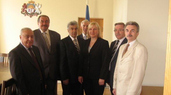 Armēnijas Konstitucionālās tiesas delegācija apmeklē Augstāko tiesu