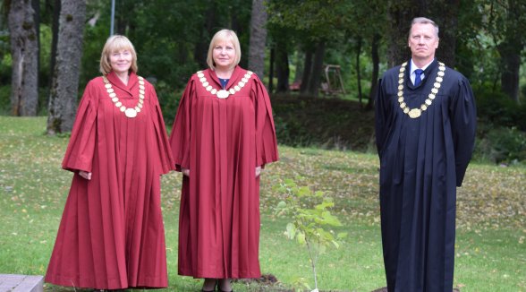A lilac tree in memory of senator Kalacs will flourish in Trikāta