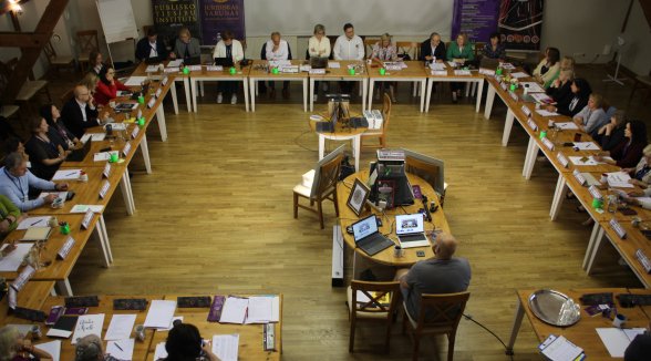 Senatori un tiesas darbinieki piedalās juridiskajā domapmaiņā Bīriņu konstitucionālajā seminārā