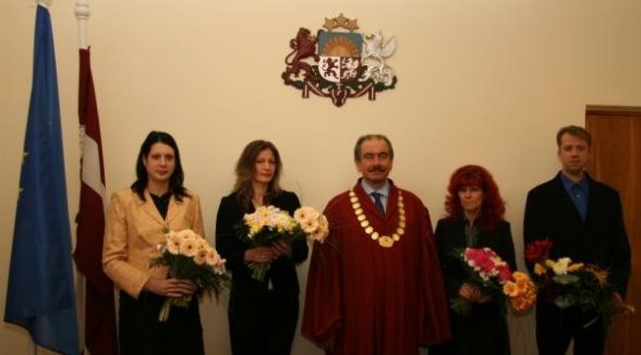 Augstākās tiesas priekšsēdētājs pieņem tiesu izpildītāju zvērestu