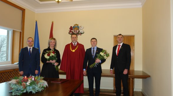 Augstākās tiesas priekšsēdētājs pieņem divu notāru zvērestu