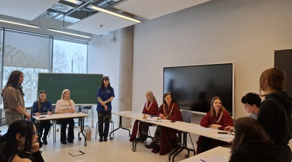 Senatore Marika Senkāne vada tiesas procesa izspēli studiju festivālā Universs@LU