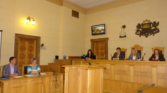 Jaunie tiesneši Augstākajā tiesā mācās tiesas procesa vadību