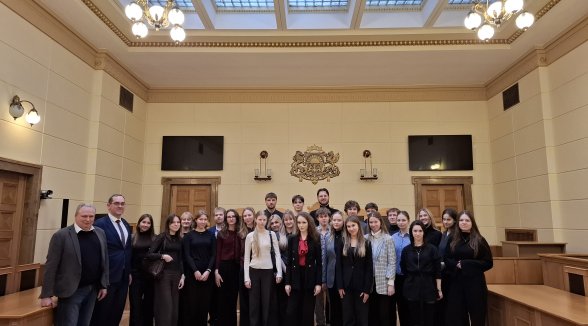 Augstākajā tiesā viesojas studenti no Rīgas Juridiskās augstskolas