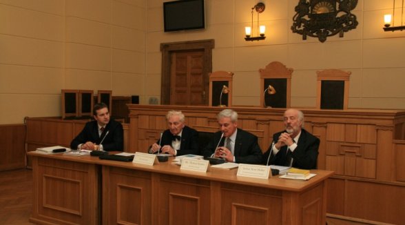 Augstākajā tiesā tiekas Eiropas Savienības un ASV tiesneši un pētnieki