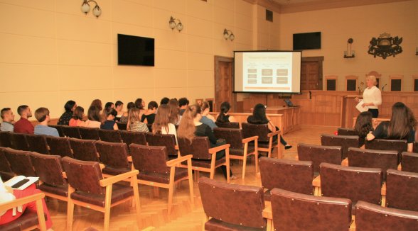 "Turības" vasaras skolas studenti apmeklē Augstāko tiesu 