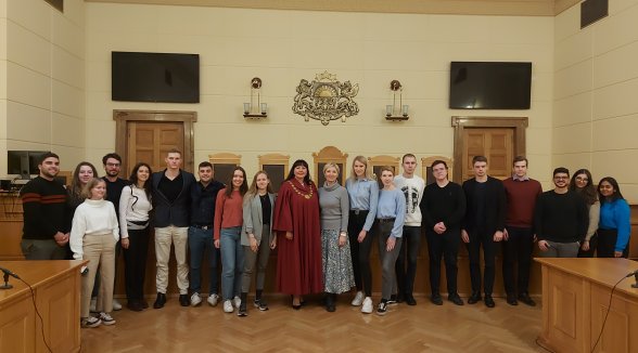 Senatore Zane Pētersone stāsta studentiem par mediāciju