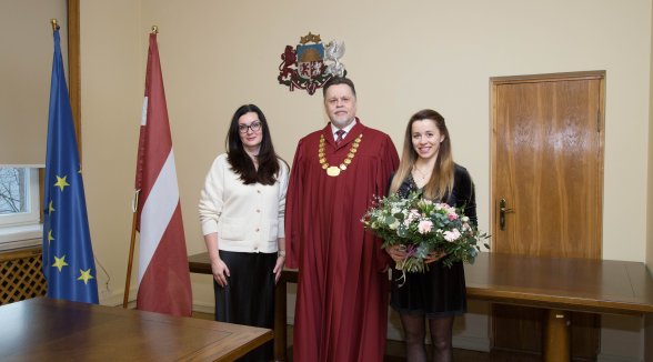 Augstākās tiesas priekšsēdētājs pieņem tiesu izpildītājas zvērestu