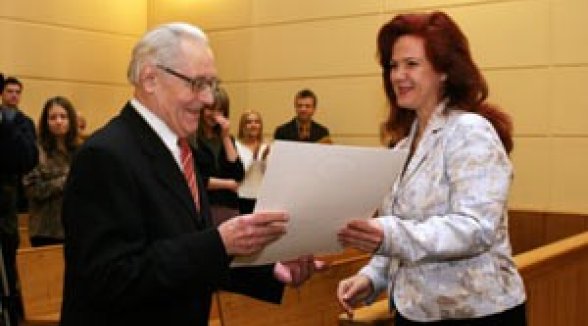 Alfons Cīrulis saņem Tieslietu ministrijas un Augstākās tiesas atzinības rakstus un Zelta spalvu