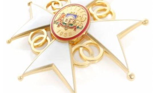 Senatoram Artūram Freibergam piešķirts valsts apbalvojums – Atzinības krusts