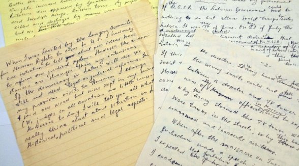 Zemrībo Augstākās tiesas muzejam dāvina vēsturiska dokumenta rokrakstu