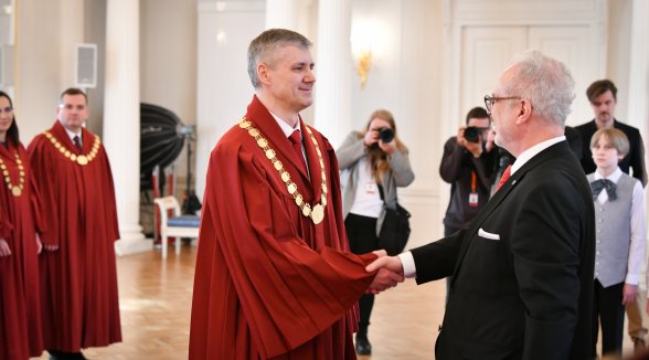 Senators Ermīns Darapoļskis dod tiesneša zvērestu Valsts prezidentam