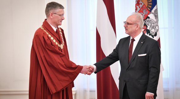 Senators Erlens Kalniņš devis tiesneša zvērestu Valsts prezidentam