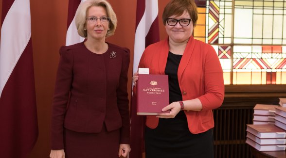 Ar Saeimai veltītu komentāru izdevumu noslēdzas Satversmes zinātnisko komentāru projekts 