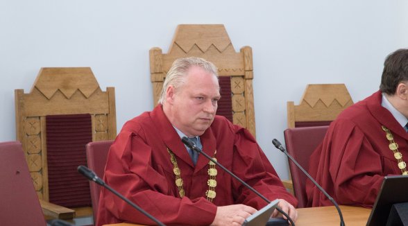 Disciplinārtiesā ievēl senatoru Normundu Salenieku