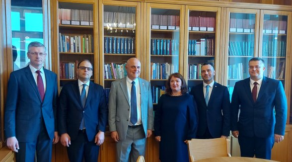 Augstāko tiesu apmeklē tiesību profesors Franks Emmerts