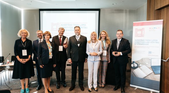 Tiesnesis iedod dzīvību konstitūcijai un piemēro to šodienai 