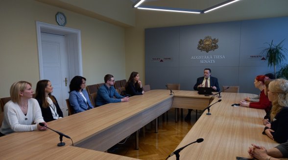 A judge is an official of constitutional rank – the Chief Justice of the Supreme Court in meeting with new judges 