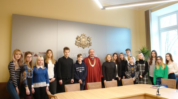 Ēnu dienā skolēni iepazīst Augstākās tiesas darba ikdienu un senatora darbu