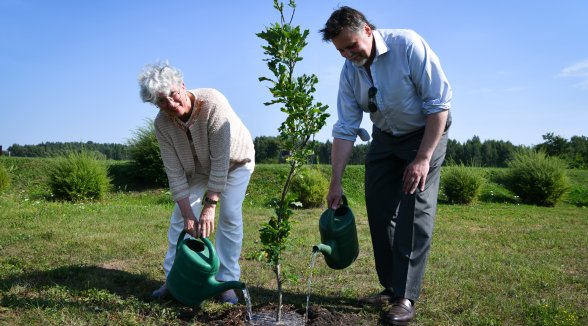 The Chief Justice of the Supreme Court plants an oak tree in memory of State President Alberts Kviesis