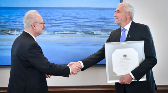Valsts prezidents pasniedz Cildinājuma rakstu bijušajam Augstākās tiesas priekšsēdētājam Andrim Guļānam