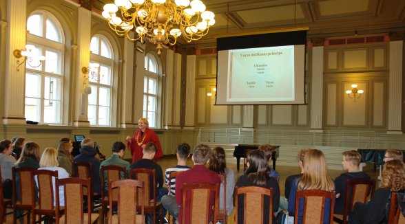 Tiesnese Veronika Krūmiņa vada tiesību zinību stundu savā pirmajā skolā