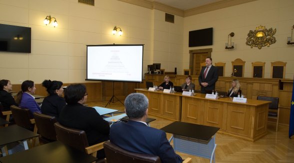 Augstākajā tiesā tiesneši no Kirgizstānas mācās par administratīvo procesu Latvijā