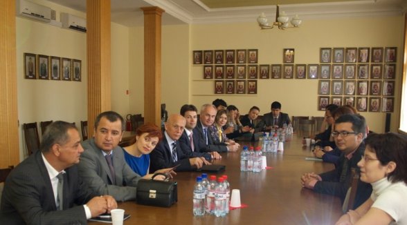 Administratīvā procesa ieviešanas programmas ietvaros Augstāko tiesu apmeklē Centrālāzijas valstu delegācija