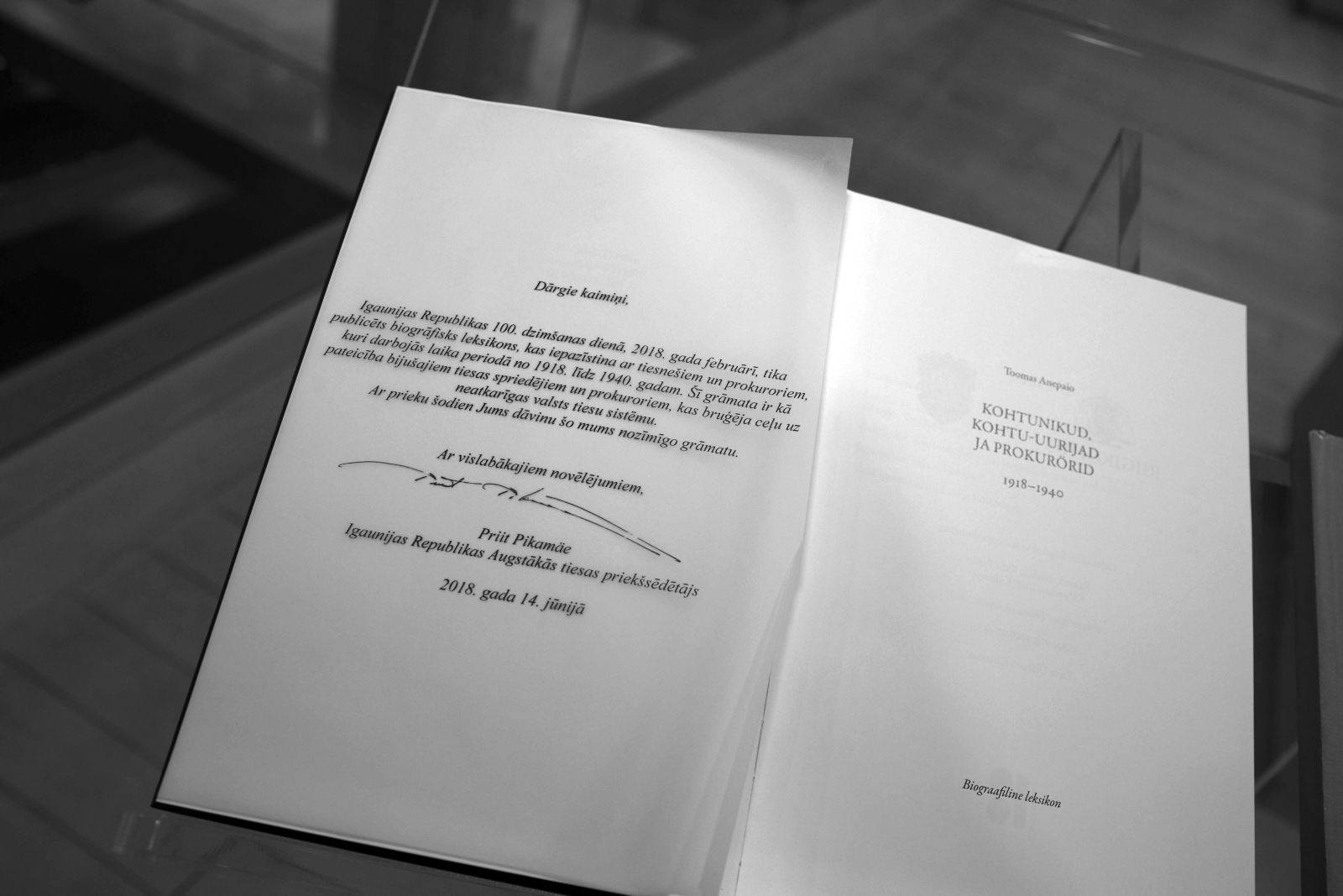 Igaunijas dāvinājuma ieraksts: Dārgie kaimiņi, Igaunijas Republikas 100.dzimšanas dienā, 2018.gada februārī, tika publicēts biogrāfisks leksikons, kas iepazīstina ar tiesnešiem un prokuroriem, kuri darbojās laika periodā no 1918. līdz 1940.gadam. Šī grāmata ir kā pateicība bijušajiem tiesas spriedējiem un prokuroriem, kas bruģēja ceļu uz neatkarīgas valsts tiesu sistēmu. Ar prieku šodien Jums dāvinu šo mums nozīmīgo grāmatu. Ar vislabākiem novēlējumiem, Igaunijas Republikas Augstākās tiesas priekšsēdētājs Prīts Pikamē (Priit Pikamäe)