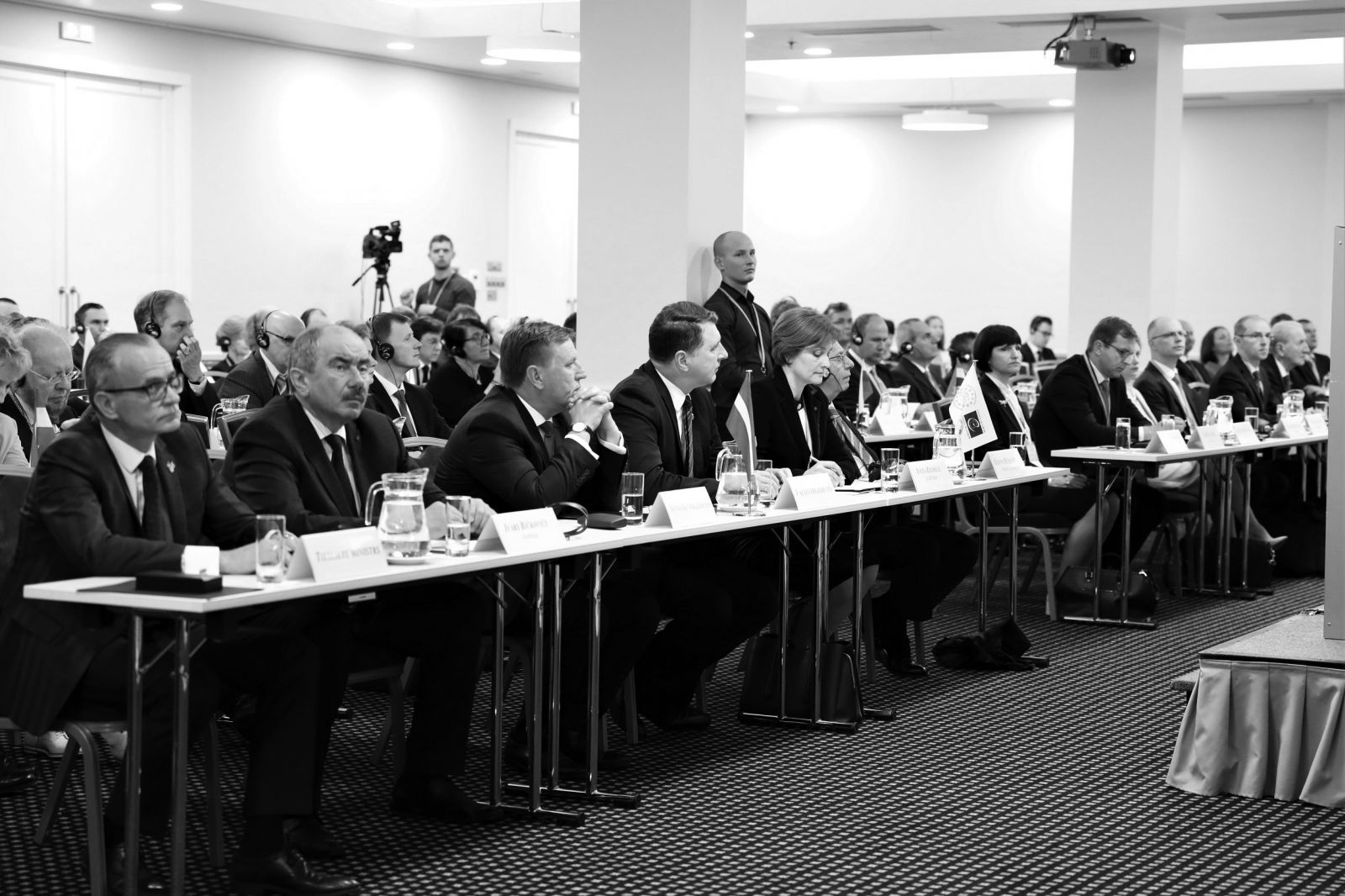 Satversmes tiesas konferencē. Pirmajā rindā no kreisās: tieslietu ministrs Dzintars Rasnačs, Augstākās tiesas priekšsēdētājs Ivars Bičkovičs, Ministru prezidents Māris Kučinskis, Valsts prezidents Raimonds Vējonis,  Satversmes tiesas priekšsēdētāja Ineta Ziemele