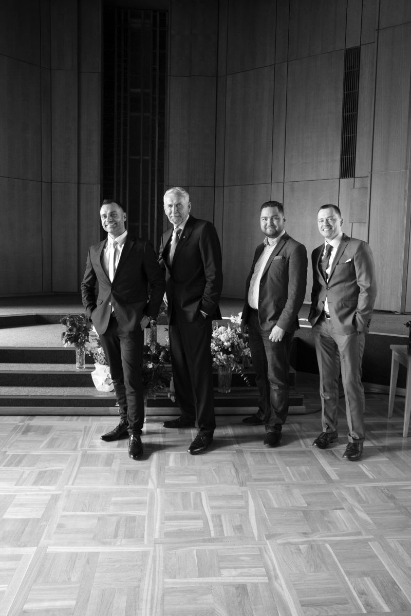 Andris Guļāns ar saviem bijušajiem palīgiem  Jāni Geku,  Rihardu Veinbergu un Konstantīnu Vaivodu