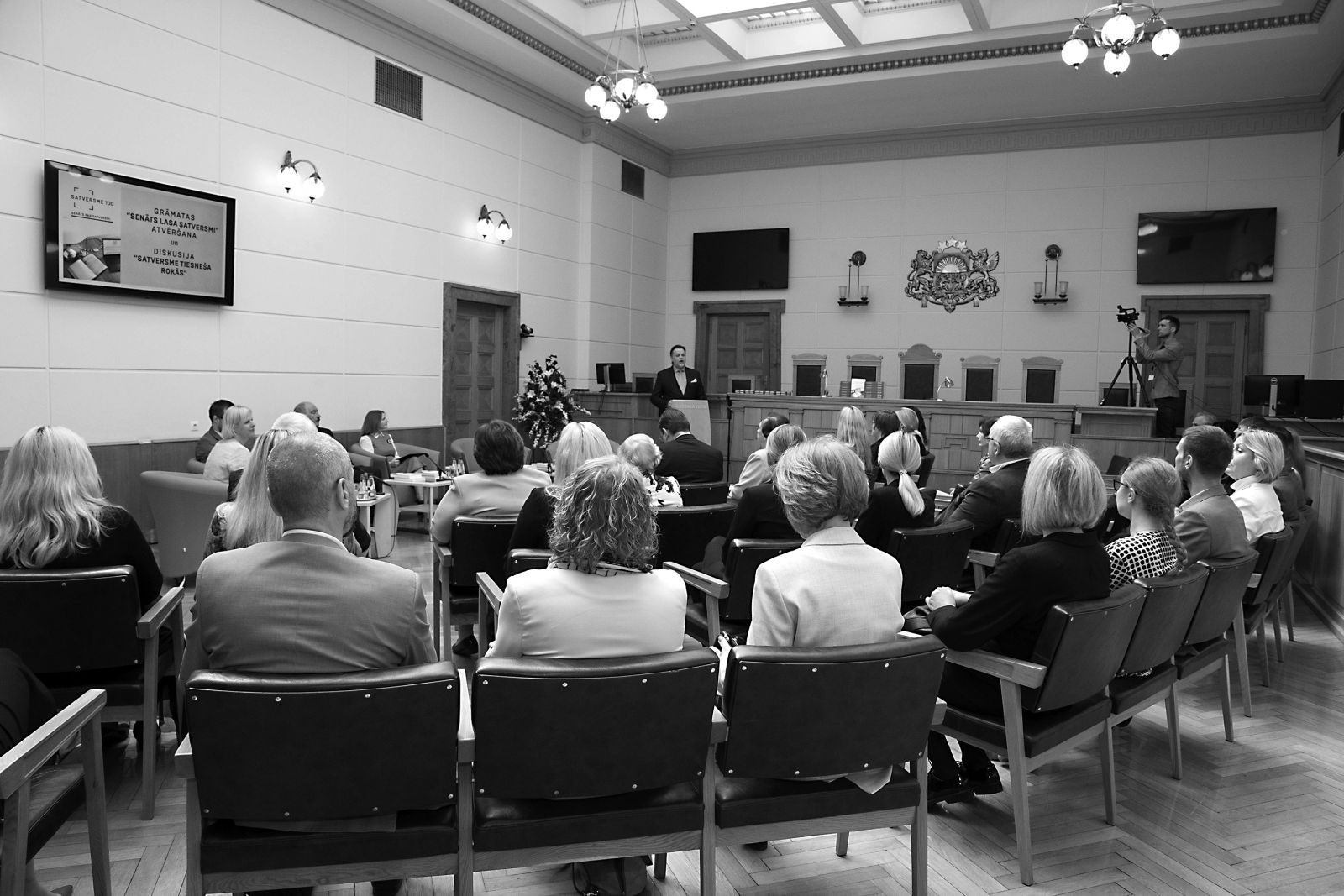 Grāmatas atvēršanas pasākuma dalībniekus uzrunā Augstākās tiesas priekšsēdētājs Aigars Strupišs