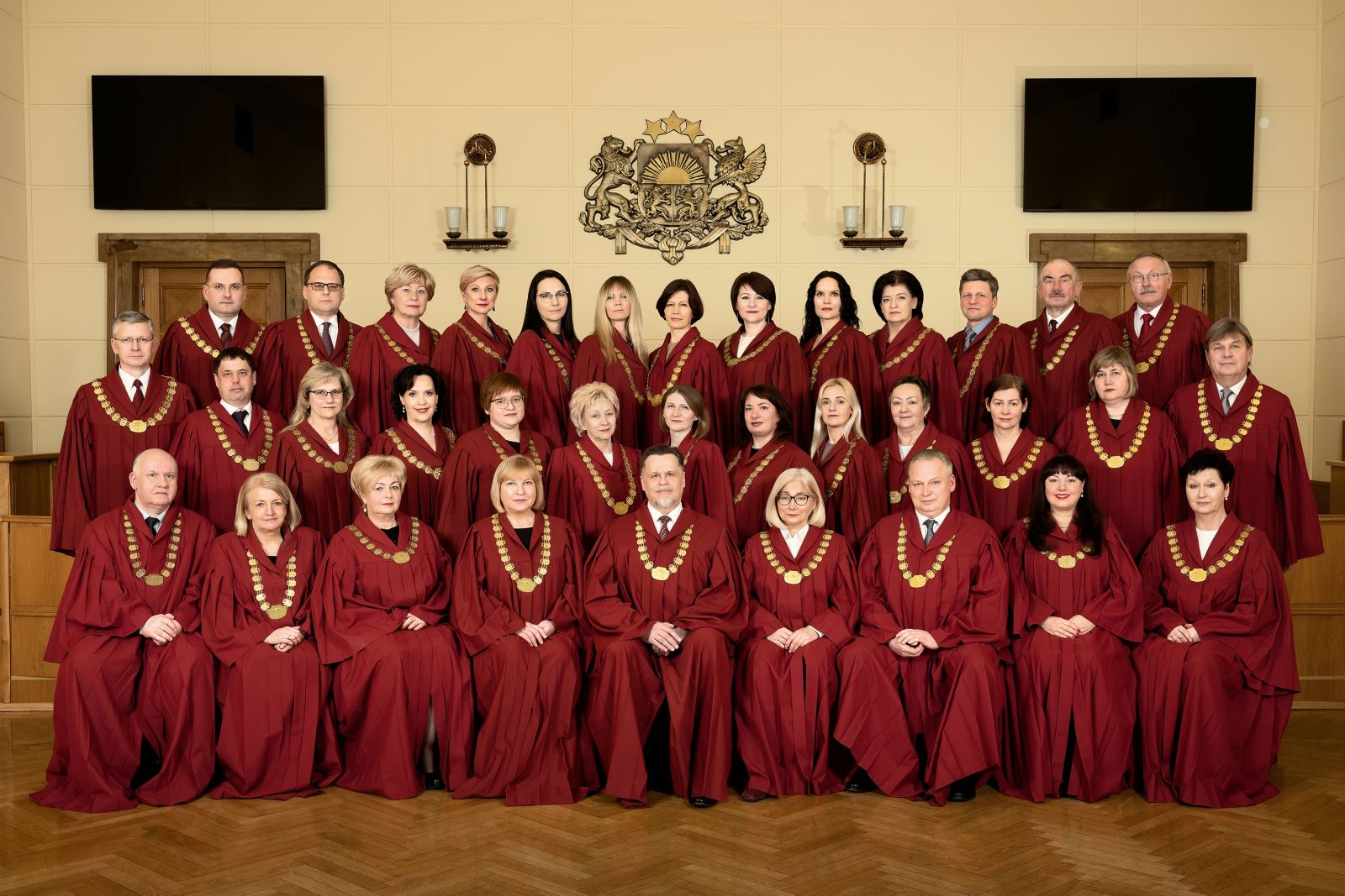 Senatori 2023.gada februārī. Pirmajā rindā (no kreisās): Artūrs Freibergs, Inguna Radzeviča, Ināra Garda, Veronika Krūmiņa, Aigars Strupišs, Anita Poļakova, Normunds Salenieks, Zane Pētersone, Anita Čerņavska. Otrajā rindā: Erlens Kalniņš, Intars Bisters, Inese Laura Zemīte, Kristīne Zīle, Anita Kovaļevska, Aija Branta, Rudīte Vīduša, Dzintra Amerika, Indra Meldere, Ļubova Kušnire, Marika Senkāne, Līvija Slica, Valerijs Maksimovs. Trešajā rindā: Jānis Pleps, Kaspars Balodis, Inta Lauka, Dzintra Balta, Ilze Freimane, Diāna Makarova, Vēsma Kakste, Sandra Kaija, Ieva Višķere, Irīna Jansone, Aivars Uminskis, Ivars Bičkovičs, Aivars Keišs.